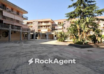 Cortile interno - Trilocale via Santi Bonaccorsi, 6, Aci Catena - foto 6