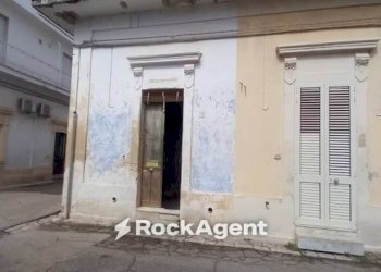 Facciata - Quadrilocale via Guglielmo Marconi, 28, Cutrofiano - foto 4