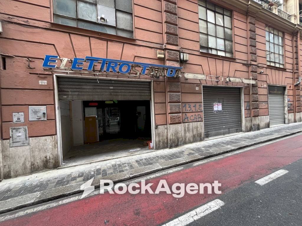 Facciata - Negozio via Giacomo Giovanetti 64, Genova (zona Sampierdarena) - foto 1