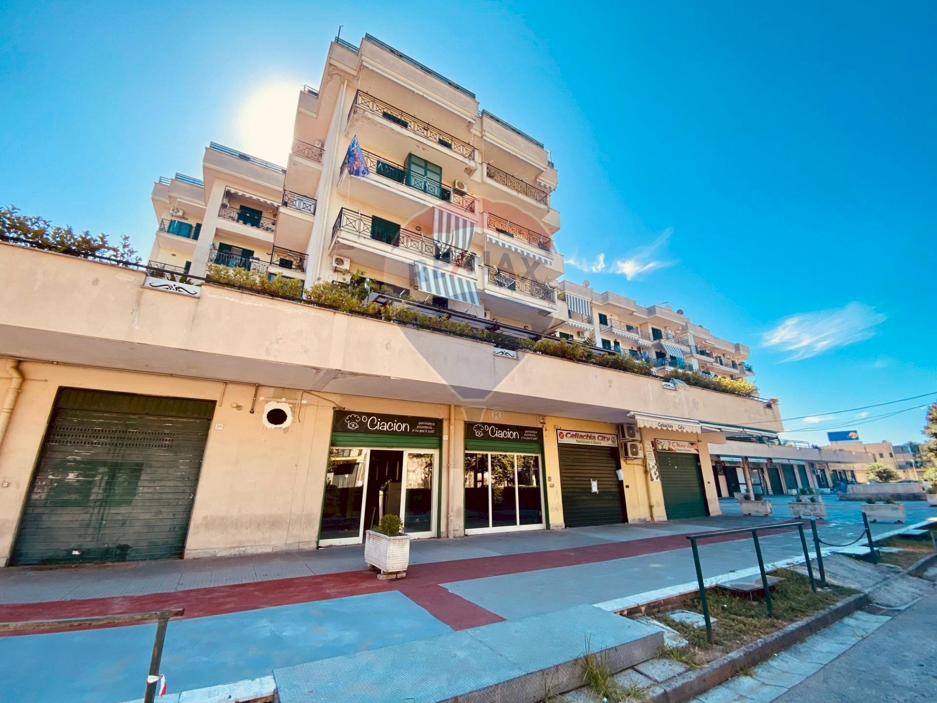 Edificio all\'aperto - Negozio Via Benevento
 
201, Casalnuovo di Napoli - foto 2