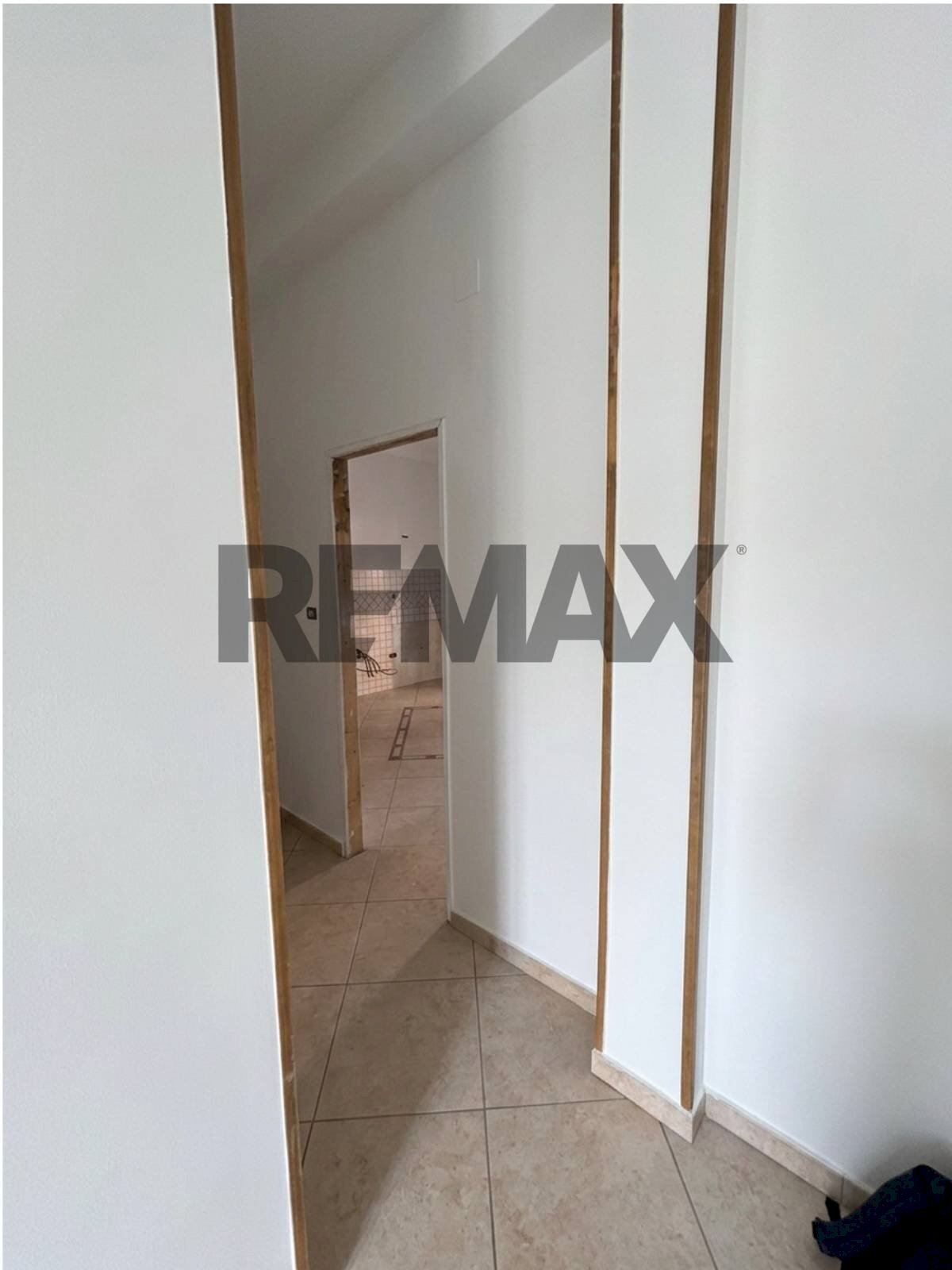 Hall / corridoio - Three-room apartment via Circunvallazione della Caserma di Cavalleria
 
51/A6, Napoli - photo 2