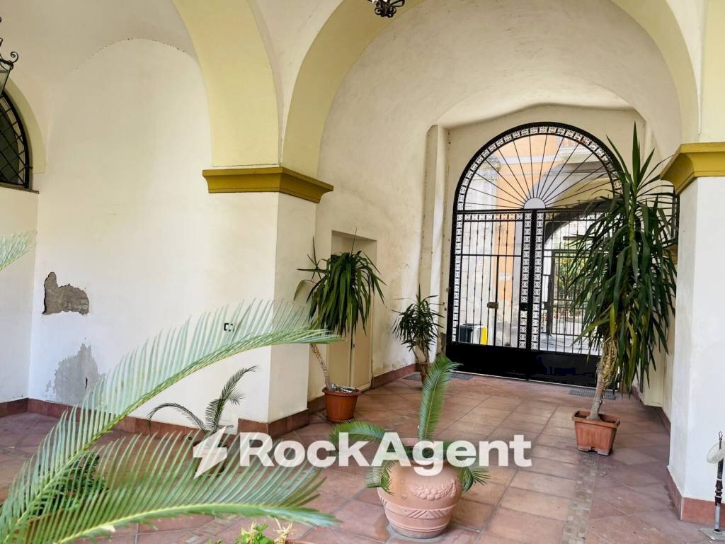Interno palazzo - Shop via Costantino Astarita, 43, Pagani - photo 1