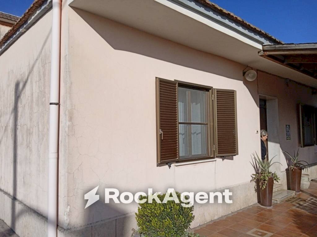 Facciata - Villa via Carrara 9, Latina - foto 2