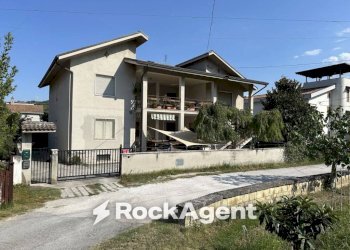 Facciata - Villa via delle Nazioni Unite 36, Alanno - foto 34