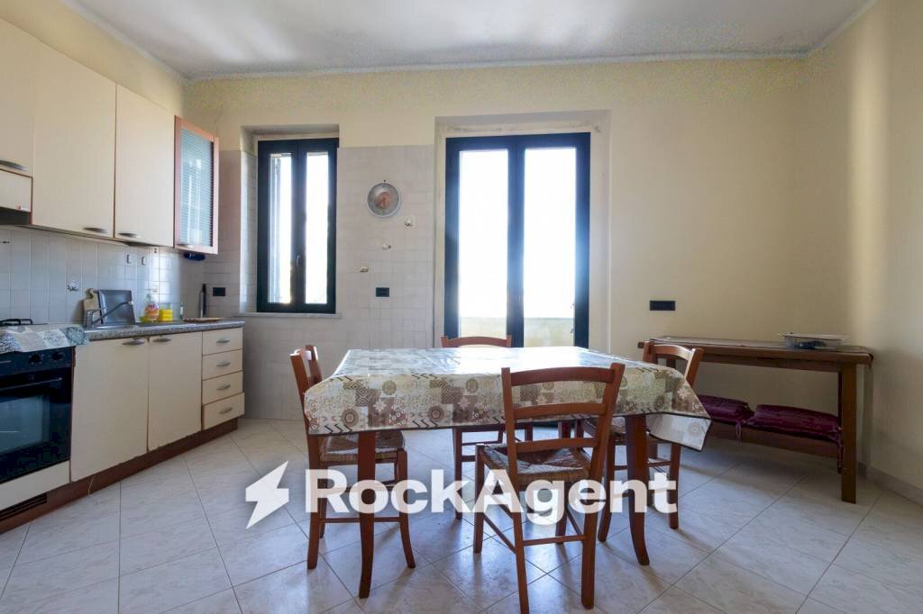 Cucina - Four-room apartment via Alberto de Nobili, 5, Catanzaro - photo 2