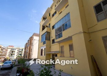 Cortile interno - Four-room apartment via Alberto de Nobili, 5, Catanzaro - photo 37