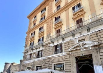 Facciata - Negozio via Giuseppe Pisanelli, Napoli (zona San Ferdinando) - foto 2