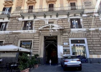 Facciata - Negozio via Giuseppe Pisanelli, Napoli (zona San Ferdinando) - foto 3