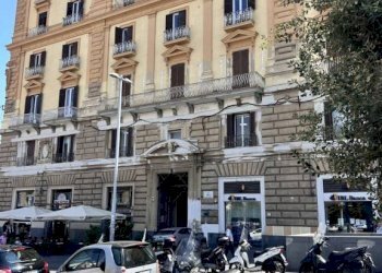 Facciata - Negozio via Giuseppe Pisanelli, Napoli (zona San Ferdinando) - foto 7