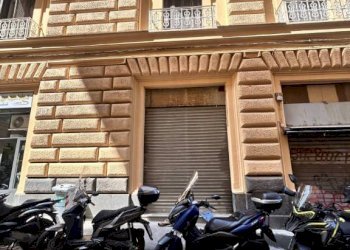 Facciata - Negozio via Giuseppe Pisanelli, Napoli (zona San Ferdinando) - foto 8