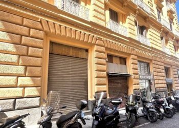 Facciata - Negozio via Giuseppe Pisanelli, Napoli (zona San Ferdinando) - foto 10