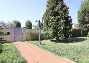 vendesi villetta indipendente con giardino capanno - Villa Via del Parco 49, Capannori - photo 4