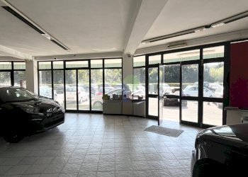 piazzale privato - Commercial Premises Via Uberto Mondolfi 122, Livorno - photo 6