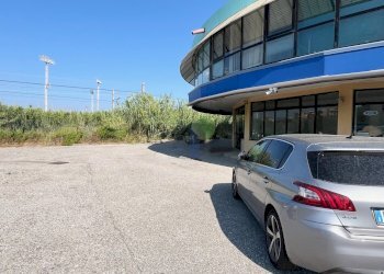 piazzale privato - Commercial Premises Via Uberto Mondolfi 122, Livorno - photo 9