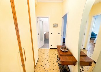 Corridoio luminoso con specchio e console - Appartamento Rapallo - foto 3