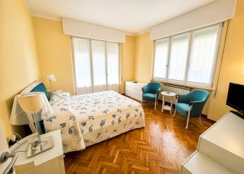 Camera da letto luminosa con arredi turchesi - Appartamento Rapallo - foto 4