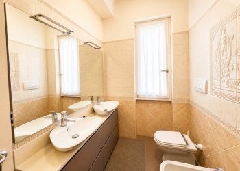 Bagno classico moderno con doppio lavabo - Appartamento Rapallo - foto 5