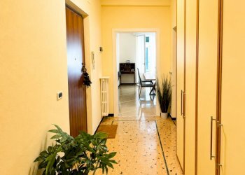 Corridoio luminoso verso la stanza soggiorno - Appartamento Rapallo - foto 8