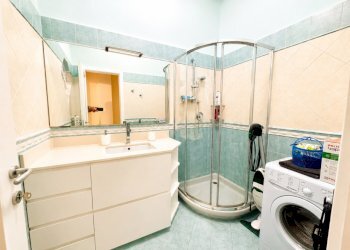 Bagno moderno color menta con doccia e lavatrice - Appartamento Rapallo - foto 10