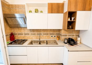 Cucina compatta luminosa con dettagli rustici - Appartamento Rapallo - foto 11