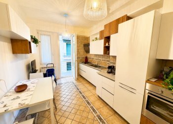 Cucina moderna luminosa con balcone - Appartamento Rapallo - foto 12