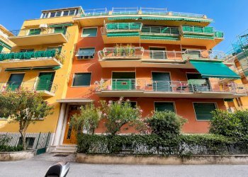 Facciata mediterranea con balconi verdi - Appartamento Rapallo - foto 14