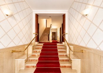 Scalone in marmo con moquette rossa - Appartamento Rapallo - foto 17