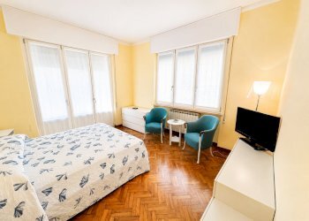 Stanza da letto luminosa con poltrone blu - Appartamento Rapallo - foto 18