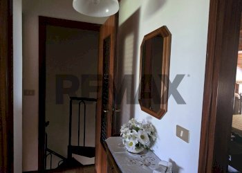 Hall / corridoio - Semi-detached house Via Gobbi
 
10, Lamon - photo 30