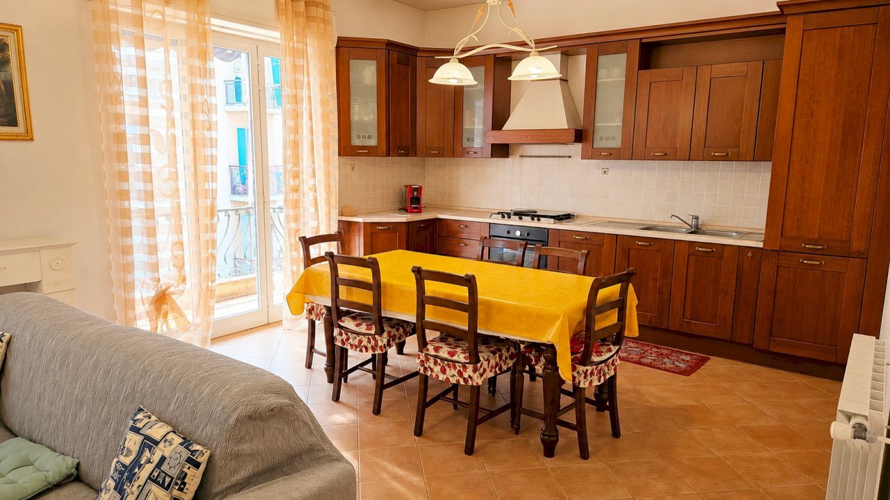 Cucina classica con tavolo giallo luminoso - Appartamento Rapallo - foto 3