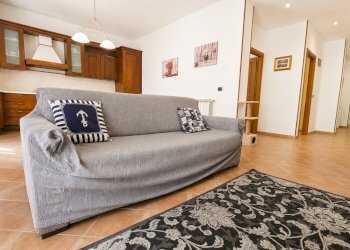 Soggiorno caldo con cucina e divano nautico - Appartamento Rapallo - foto 1