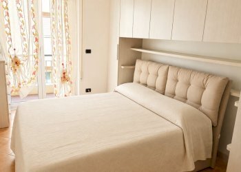 Camera da letto luminosa con tende floreali - Appartamento Rapallo - foto 2
