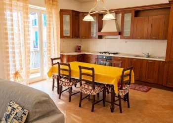 Cucina classica con tavolo giallo luminoso - Appartamento Rapallo - foto 3