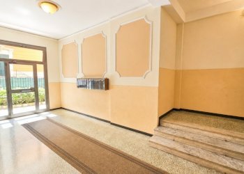 Atrio luminoso con scala in marmo - Appartamento Rapallo - foto 4