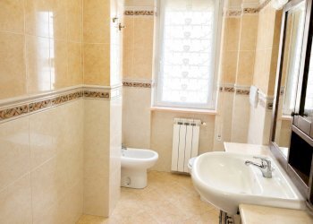 Bagno luminoso in marmo beige - Appartamento Rapallo - foto 6