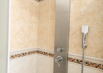 Angolo doccia moderno in mosaico beige - Appartamento Rapallo - foto 8