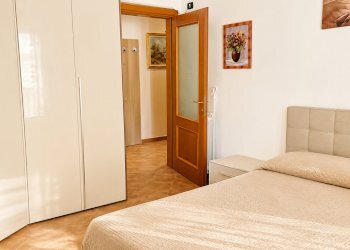 Camera da letto luminosa con porta aperta(1) - Appartamento Rapallo - foto 10