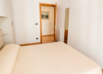 Camera da letto minimalista con porta aperta - Appartamento Rapallo - foto 11