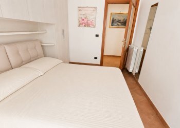Camera da letto moderna con porta aperta - Appartamento Rapallo - foto 12