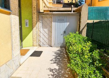 Cortile urbano assolato con porte verdi - Appartamento Rapallo - foto 15