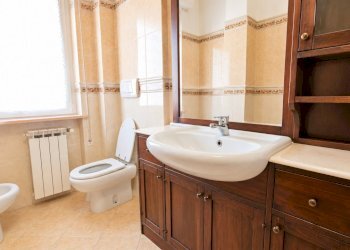 Bagno mediterraneo luminoso in legno e ceramica - Appartamento Rapallo - foto 17