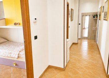 Corridoio luminoso con letto color pastello - Appartamento Rapallo - foto 20