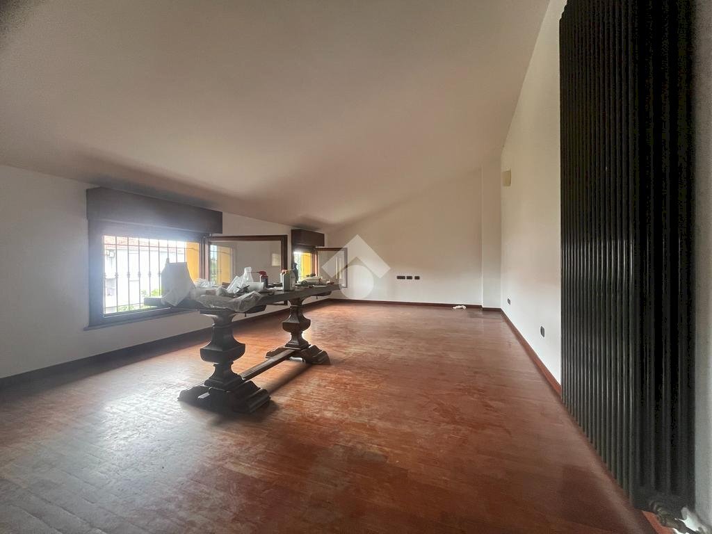 Apartment Viale Della Costituzione, Castelnovo di Sotto - photo 3