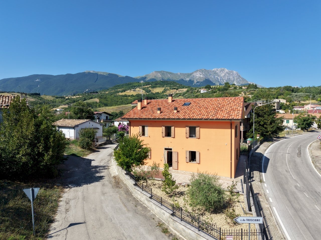 dji_fly_20260725_102038_0108_1786284122648_photo.j - Casa indipendente Contrada Bivio Cupoli 19, Farindola - foto 1