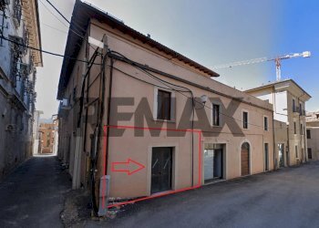 Edificio all\'aperto - Commercial Premises Via Bazzano
5, L'Aquila - photo 1