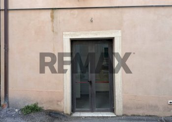 Edificio all\'aperto - Commercial Premises Via Bazzano
5, L'Aquila - photo 2