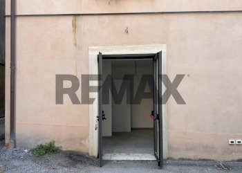 Edificio all\'aperto - Commercial Premises Via Bazzano
5, L'Aquila - photo 10