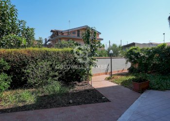 Foto 5 - Villa a Schiera Via Biella (Piano D'Api)
 
28, Acireale - foto 5