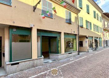 Facciata - Negozio via Tommaso Vallauri, 52, Chiusa di Pesio - foto 1