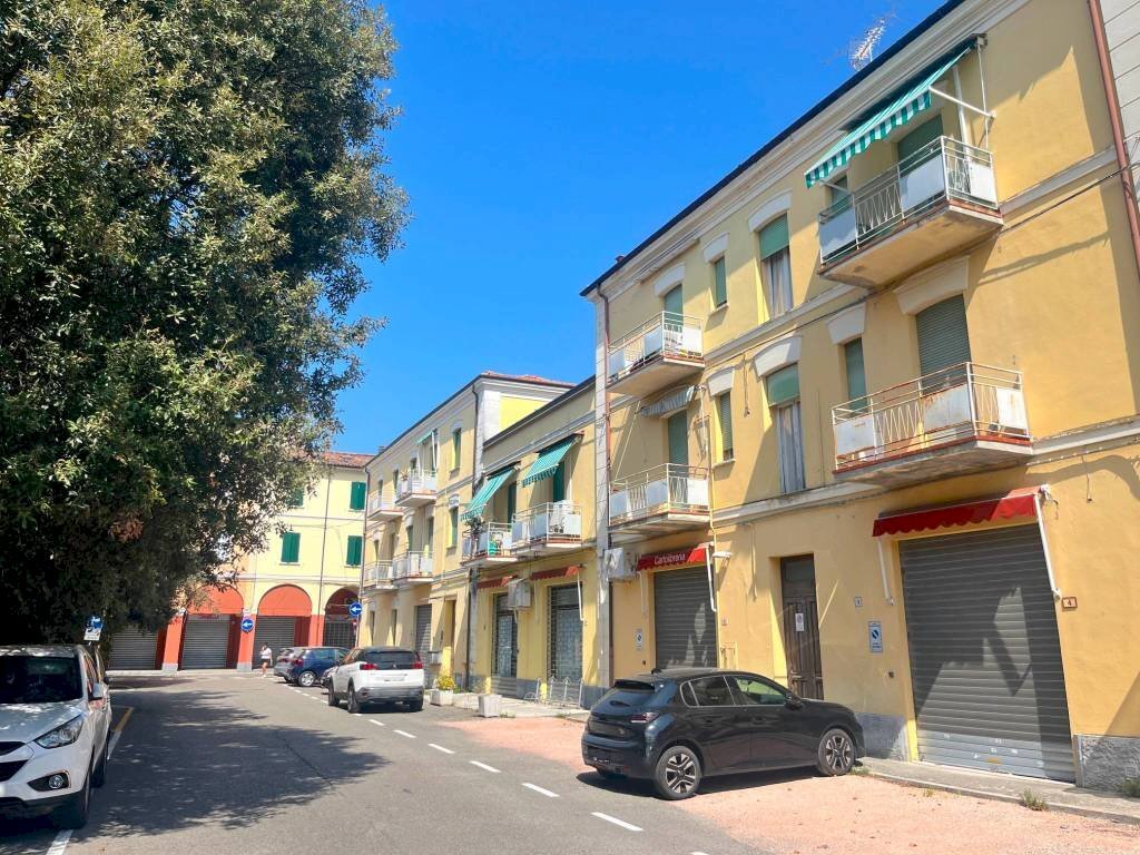 Facciata - Negozio piazza Giosuè Carducci, San Giovanni in Persiceto - foto 1